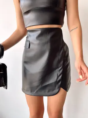 Cep detaylı oval kapaklı deri etek siyah h240048