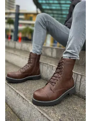Omarı Spor ve Tarzı Bir Arada Sunan Kahverengi Erkek Bot