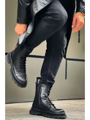 Omarı Güçlü ve Şık Siyah Erkek Bot