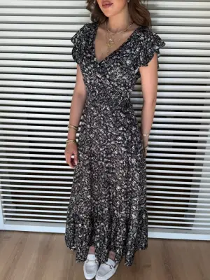 Omarı Şık Çiçek Desenli Kısa Kollu Elbise