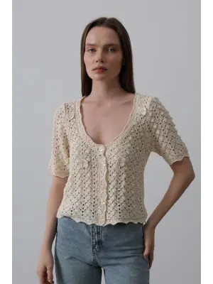 Şık Ekru Çiçek Detaylı Düğmeli Triko Kazak