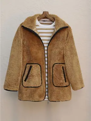 Omarı Yumuşak Peluş Mont Tarçın Rengi İle Şıklığı Yakalayın