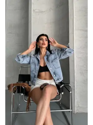 Çift cepli kol katlamalı kar yıkama crop kot ceket buz mavi d2000