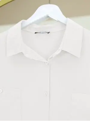 Omarı Şık Oval Kesim Çift Cep Detaylı Beyaz Gömlek Tunik