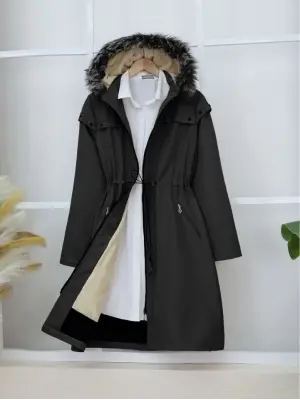 Omarı Siyah Yıldız Detaylı Metal Kapşonlu Kaban