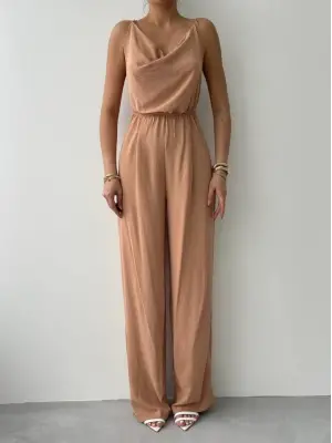 Zarif Sırt Dekolteli Siyah Tulum