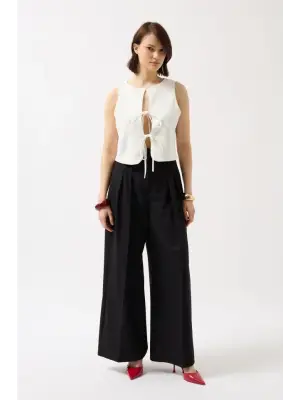 Omarı Dekolte Bluz: Şık Bağcık Detayıyla Dikkat Çeken Parça