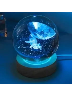 Dekoratif Uçan Astronot Tasarımlı Ahşap Altlıklı Işıklı Cam Küre Büyük Boy Cam:8cm Ahşap:2cm