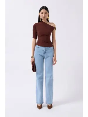 Omarı Derin Kesim Detaylı Bluz