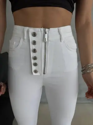Şık Beyaz Düğme ve Fermuarlı Kot Pantolon