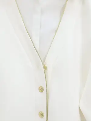 Omarı Beyaz Örme Düğmeli Hırka