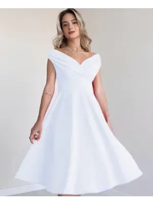 Omarı Şık ve Zarif Kruvaze Yaka Volanlı Elbise