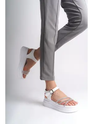 Beyaz Kalın Tokalı Taşlı Şeritli Rahat Tabanlı Sandalet Kadın Ayakkabı