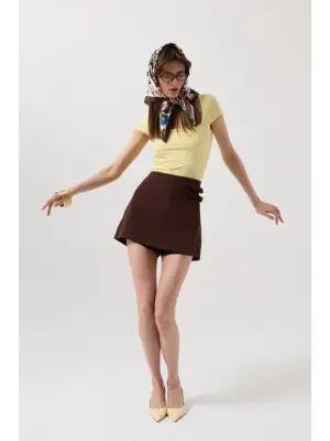 Omarı Parlak Fiyonk Detayıyla Mini Etek