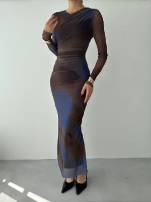 Omarı Şeffaf Detaylı Zarif Tül Elbise