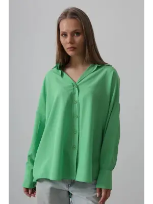 Omarı Şık Detaylarıyla Geniş Yaka Gömlek