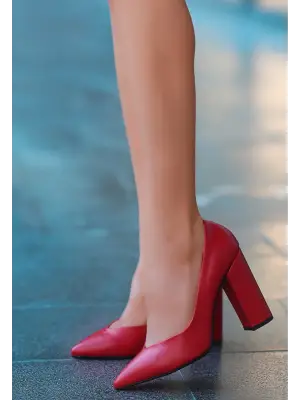 Çarpıcı Kırmızı Topuklu Ayakkabı