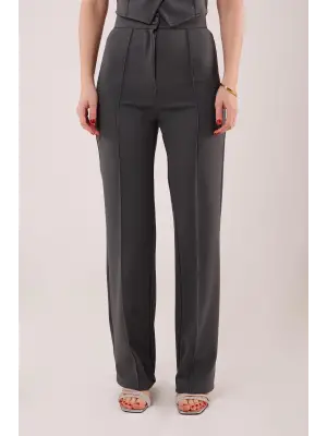 Omarı Gri Pantolon Şıklığında Tek Düğme Detayı