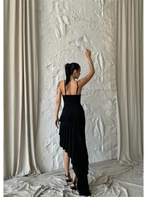 GÜLLÜ ELBİSE ASİMETRİK KATLI - Siyah