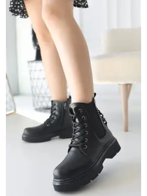 Modern Siyah Bağcıklı Bot