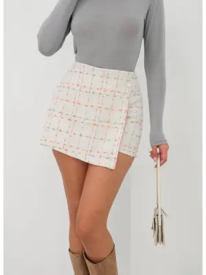 İki düğmeli kaz ayağı desen ch kumaş şort etek beyazturuncu h26414