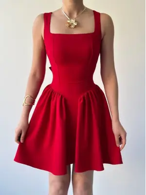 Omarı Derin Yırtmaç Detaylı Siyah Elbise