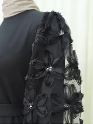 Kabartma Çiçekli Tül Kollu Kemerli Elbise -Siyah