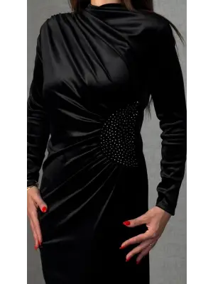 Zarif Omuzdan Büzgülü Taş Detaylı Kadife Elbise