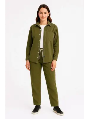 Kadife Oversize Takım – Gömlek Ve Pantolon İkili Set Füme Corduroy Şıklığı, Rahat Ve Zarif Duruş Yumuşak Dokulu Kadife Kumaş, Düğmeli Gömlek Üst Ve Lastikli Pantolon Alt Parça Ile Gün Boyu Konfor- Haki