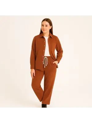 Kadife Oversize Takım – Gömlek Ve Pantolon İkili Set Füme Corduroy Şıklığı, Rahat Ve Zarif Duruş Yumuşak Dokulu Kadife Kumaş, Düğmeli Gömlek Üst Ve Lastikli Pantolon Alt Parça Ile Gün Boyu Konfor- Kiremit