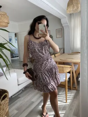 Omarı Trendy Leopar Desenli Beli Pileli Eteğe Sahip V Yaka Elbise