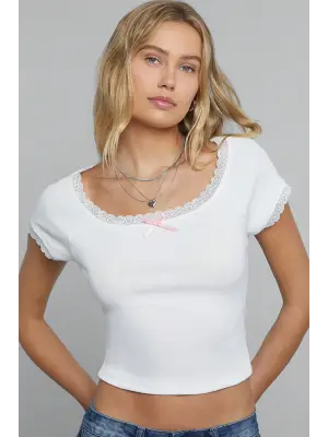Kadın Beyaz Göğsü ve Kolları Dantelli Fiyonklu Kısa Kol Crop Top Bluz