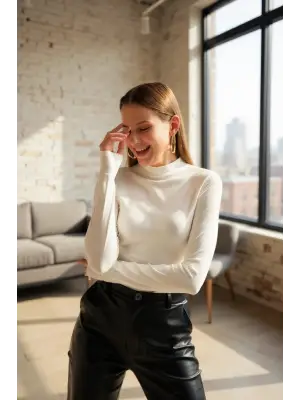 Kadın Beyaz Parmak Detaylı Esnek Uzun Kollu Body