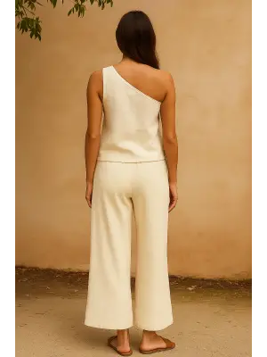 Omarı Şık Tek Omuzlu Beyaz Bluz ve Geniş Paça Pantolon Takımı