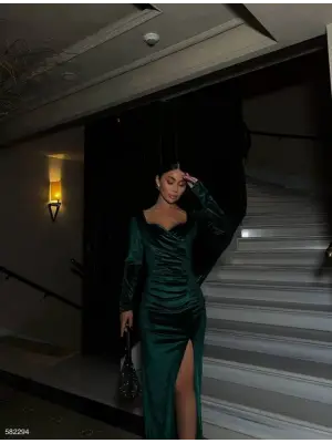 Kadın Kadife Kumaş Kalp Yaka Yırtmaç Detaylı Maxi Boy Elbise