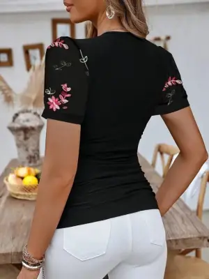 Kadın Kısa Kollu çiçek Nakışlı V Yakalı Viskon Bluz