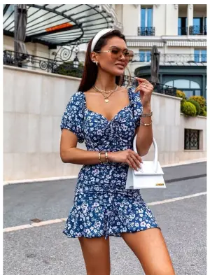 Omarı Zarif Kalp Yakalı Çiçek Desenli Elbise