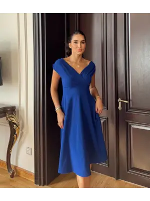 Omarı Şıklığı ve Zarafetiyle Öne Çıkan Kruvaze Yaka Elbise