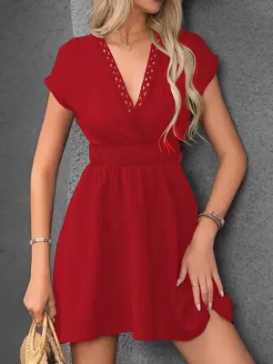 Omarı Şık ve Rahat Kruvaze Yakalı Elbise