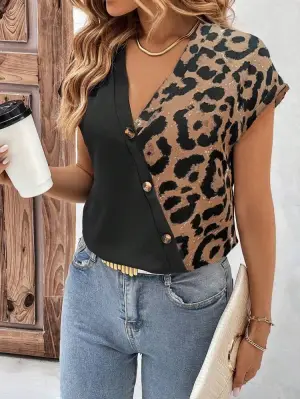 Kadın Kısa Kollu V Yakalı önden Düğmeli Leopar Desen Detaylı Viskon Bluz