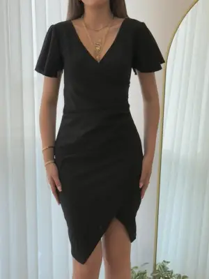 Kadın Kısa Kollu Volanlı Kruvaze Yaka Elbise