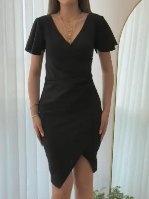 Kadın Kısa Kollu Volanlı Kruvaze Yaka Yanlardan Büzgülü Ithal Krep Elbise