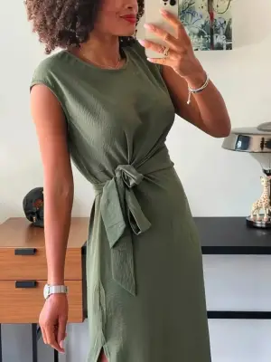 Kadın Kısa Kollu Yuvarlak Yaka Belden Bağcıklı Elbise