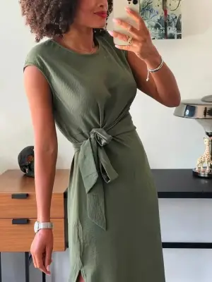 Omarı Şık Kadın Elbise - Belden Bağcıklı Yırtmaçlı Aerobin Tasarımı