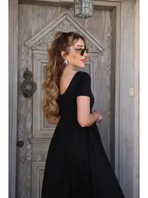 Omarı Sade ve Şık Kadın Elbisesi Önden Yırtmaç Detaylı