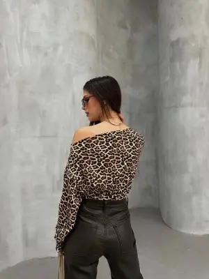 Kadın Leopar Desenli Düşük Omuzlu Bluz