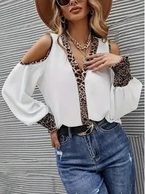 Kadın Omuzlardan Açık Yakalı önden Düğmeli Leopar Detaylı Sandy Bluz