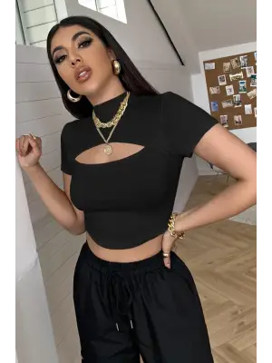Omarı Siyah Göğüs Dekolteli Yarım Kollu Crop Top Bluz