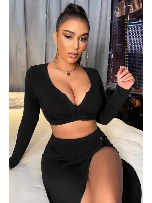 Omarı Siyah Uzun Kol Dekolteli Crop Top Bluz