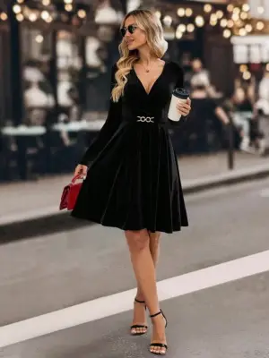 Kadın Uzun Kollu Kruvaze Yakalı Toka Detaylı Mini Kadife Elbise